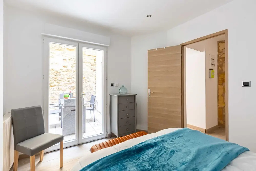 Beautiful apartment near train station by GuestReady