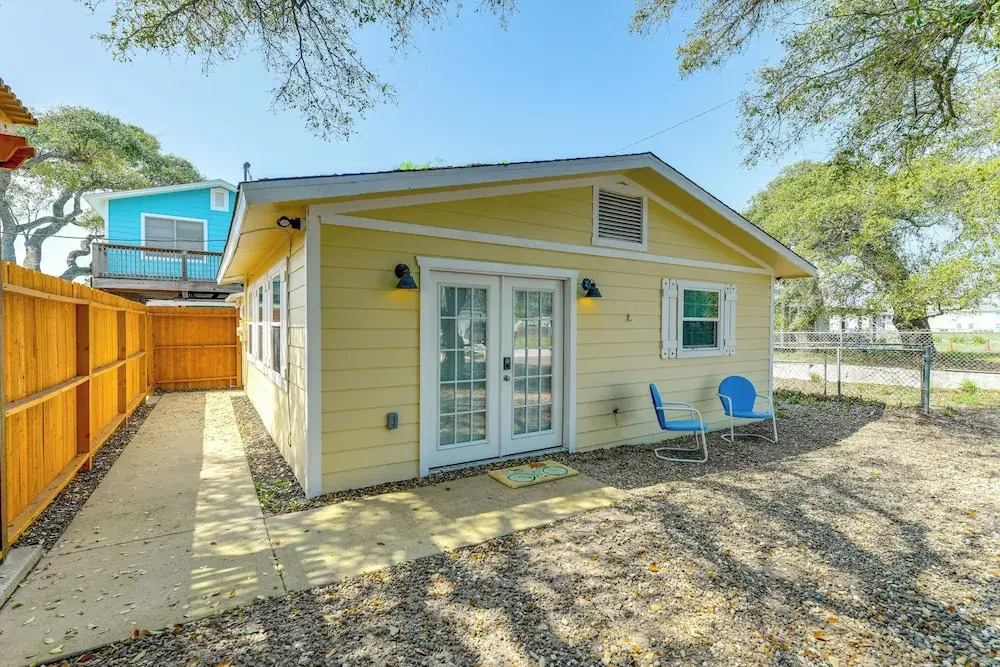 Walk to Pier & Dining: Central Rockport Cottage