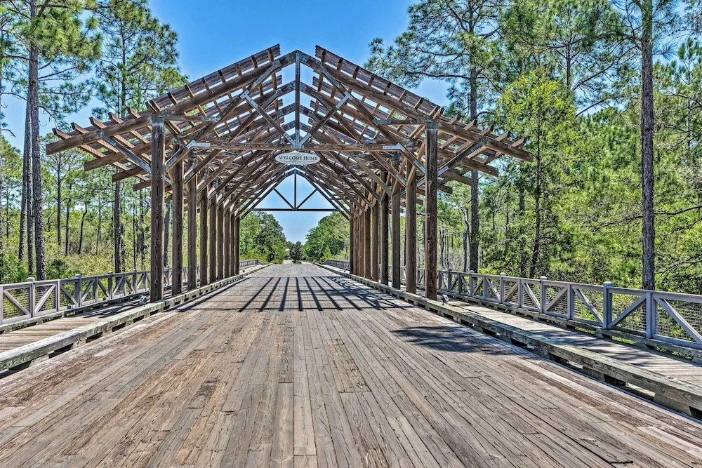 Beach Oasis w/ Pool Access, ~ 1 Mi to Shore!