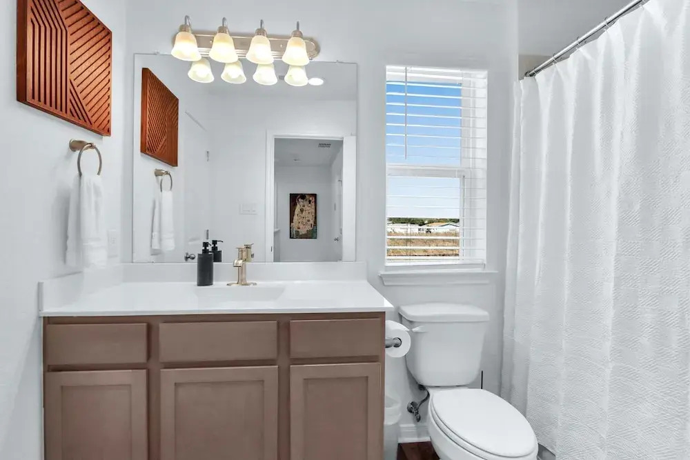Gorgeous 2 BDR Cottage Minutes to Everything Nbtx!
