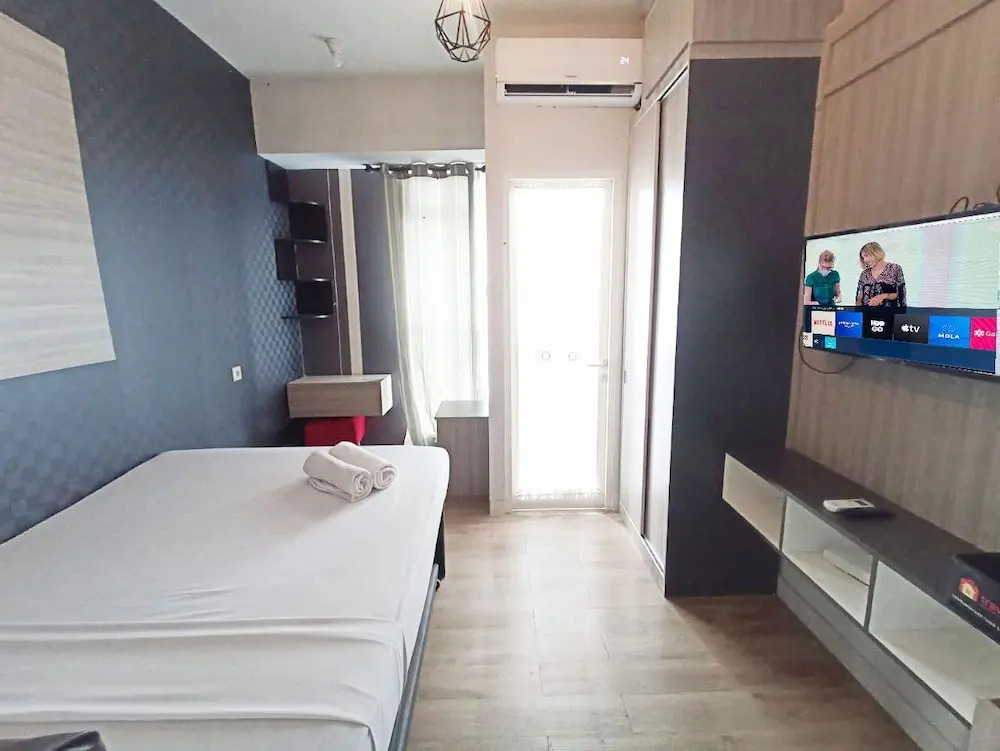Homey And Cozy Living Studio Amartha View Apartment