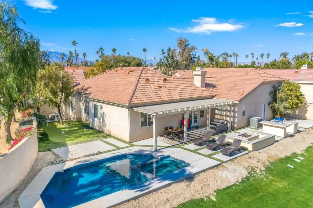 New Listing Luxurious Getaway Near Polo Fields home of Coachella, Stagecoach Sleeps 11 Pool,Parking, Golf, Spa, Coffee