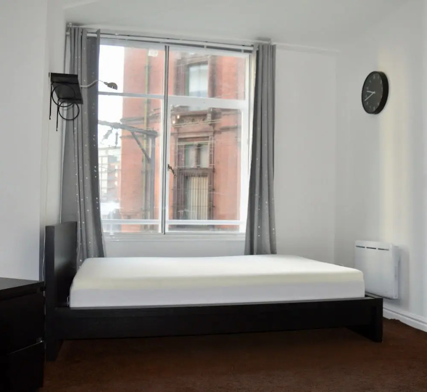 Spacious 3 Bedroom Apartment in Manchester
