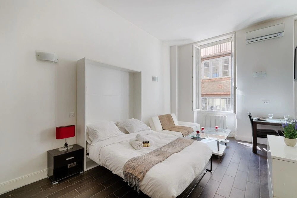 Modern Studio 3 Minutes From the Old Port!