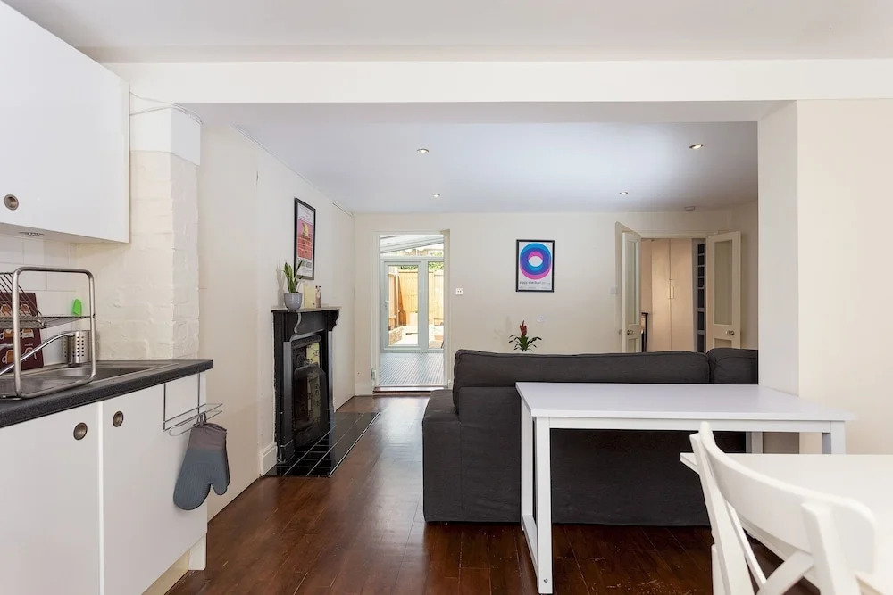 Spacious 1 Bedroom Garden Flat In Clapham Town