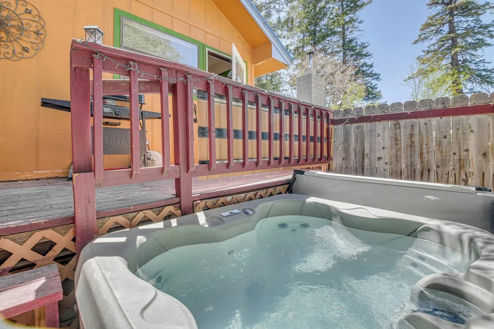 Walk to Dtwn Cloudcroft! Cozy Mtn Cabin w/ Hot Tub
