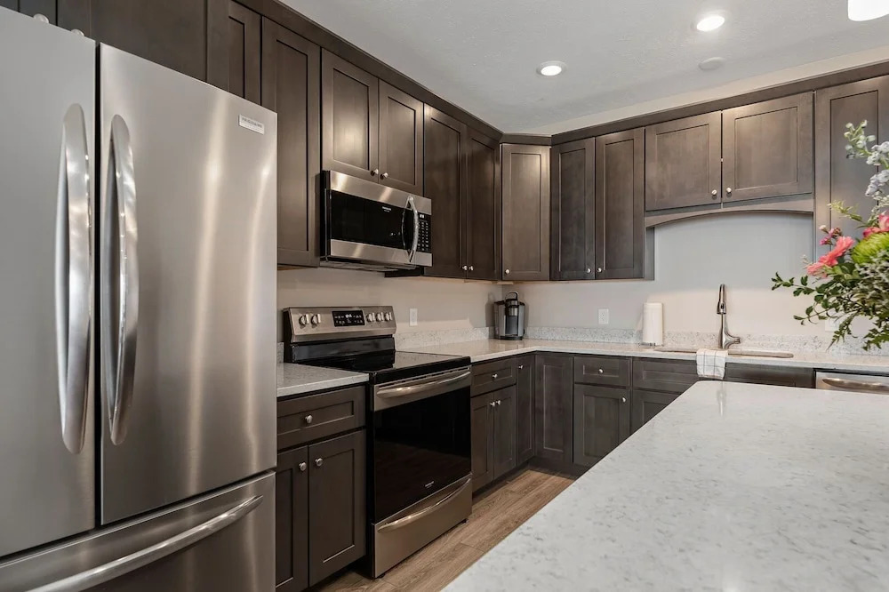 539 Bay St. Lake View Condo Unit 401W