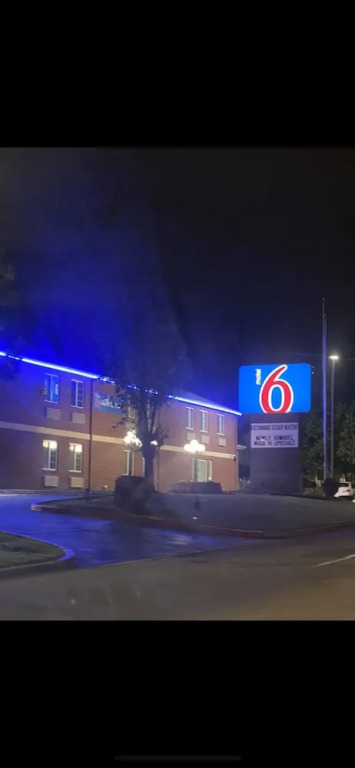 Econo Lodge Inn & Suites
