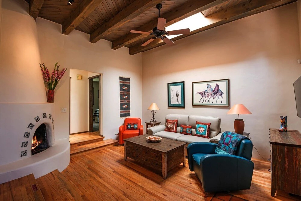 Alegre - Darling Vacation Home, Kiva Fireplace, Walk to the Plaza