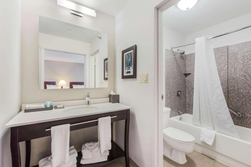 The Blu Hotel Blue Ash Cincinnati, an Ascend Collection Hotel