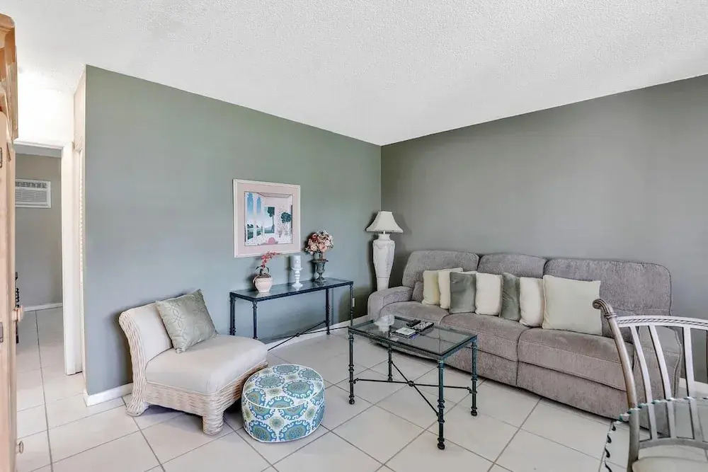 Idyllic Condo With Brief Walk to Beach and Restaurants