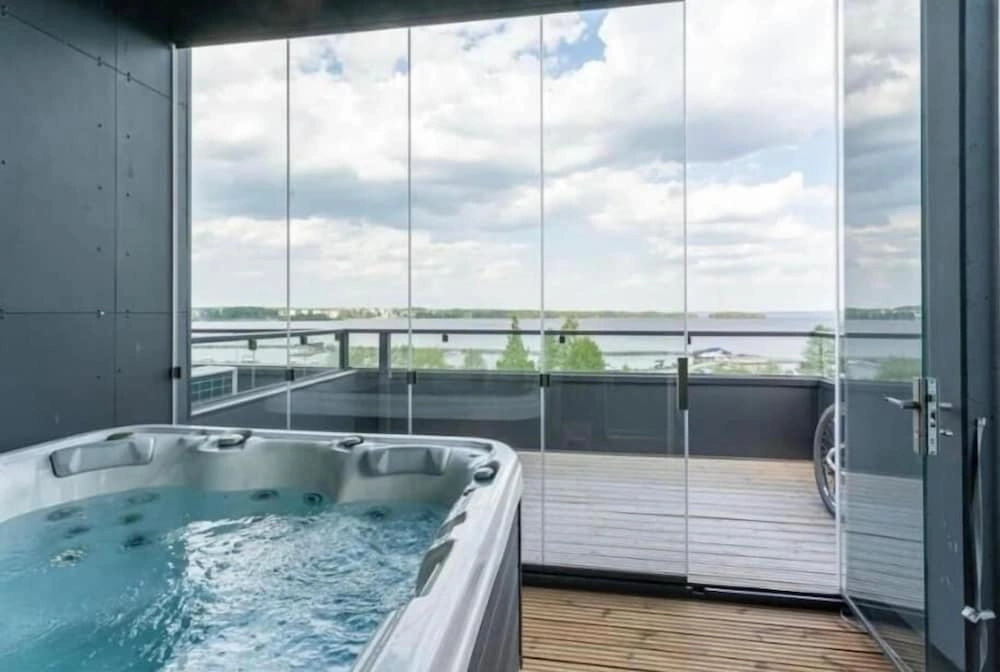 Luxurious Penthouse - Hot Tub & Sauna