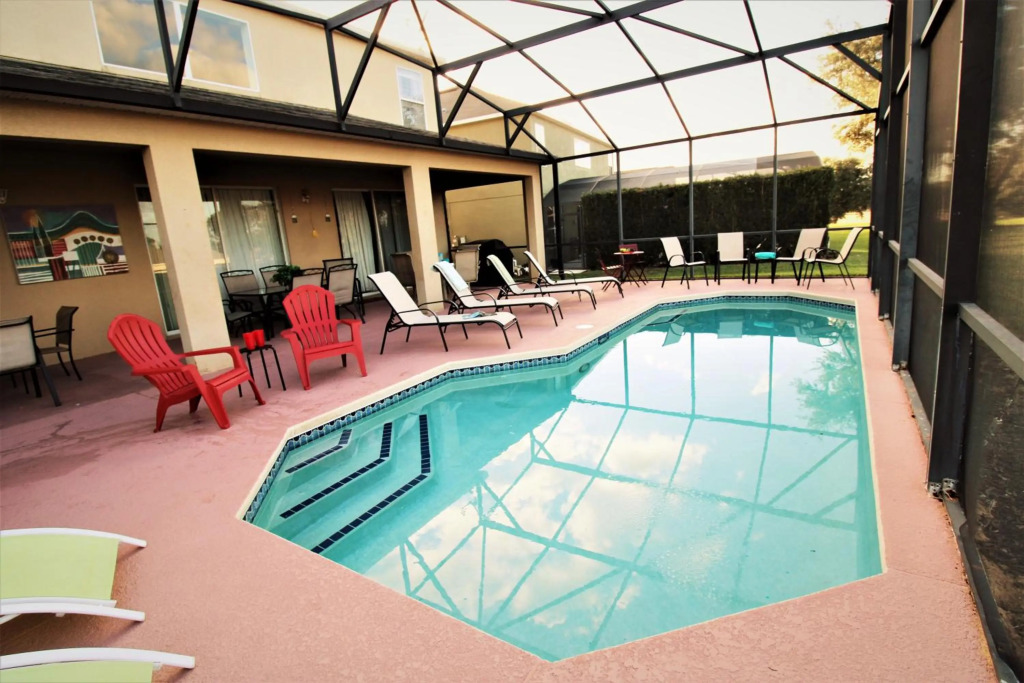 8BR -private swimming pool -gated resort community -suitable for family & group getaways -5 miles to Disney