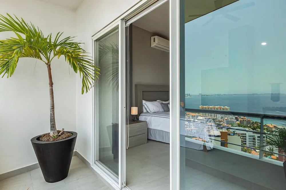 Dog-friendly Ocean View Penthouse & Studio With a Full Kitchen & Kitchenette