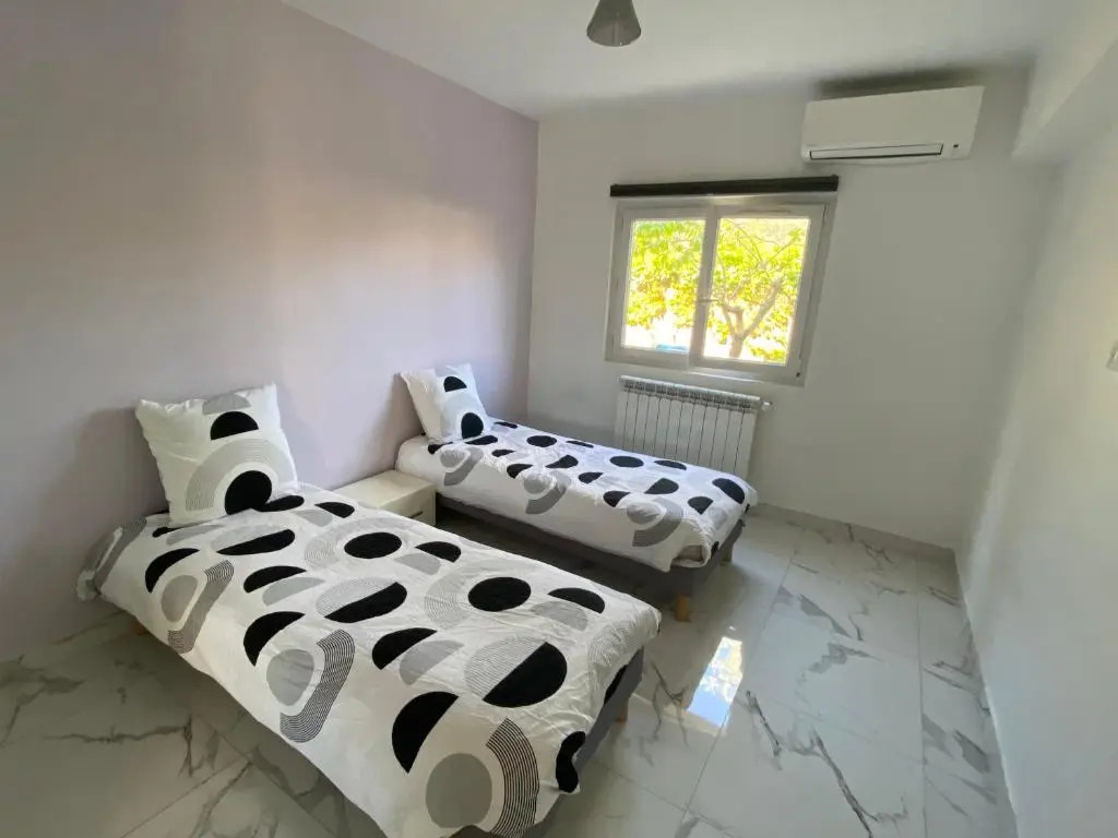3 Pièces climatisé en rez de jardin avec piscine
