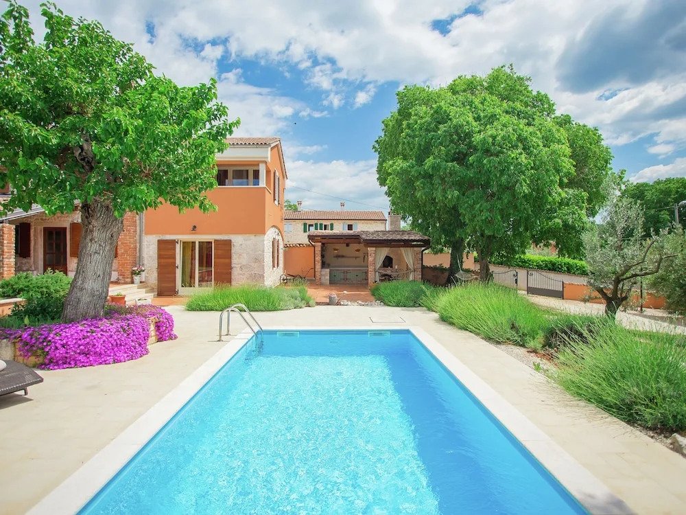 Rustic Villa in Dracevac With Outdoor Pool