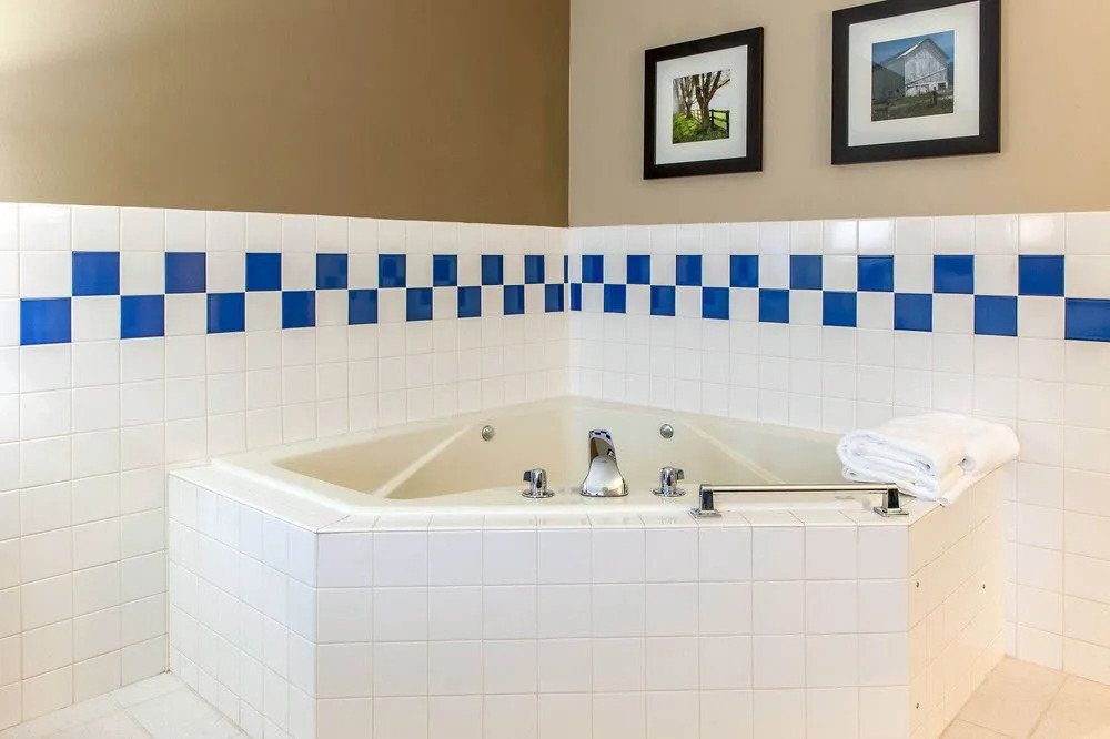 Holiday Inn Express And Suites Napoleon