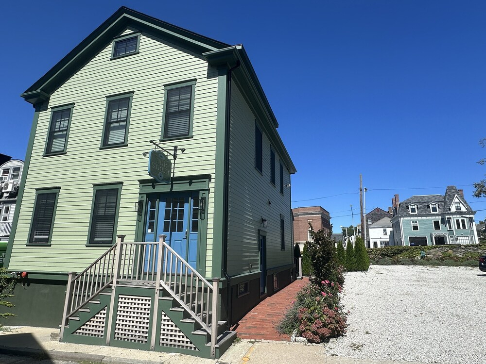 Downtown Newport 1br Suite W/ Parking & Ensuite - Unit 3 1 Bedroom Apts