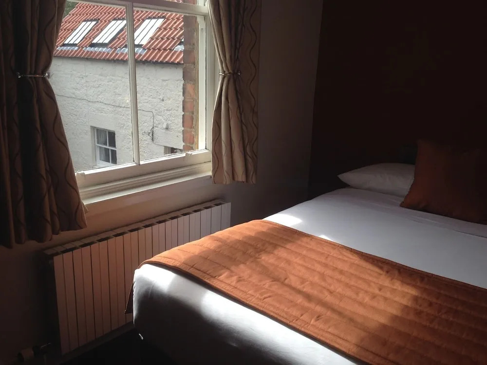 Aberdour Hotel, Stables Rooms & Beer Garden