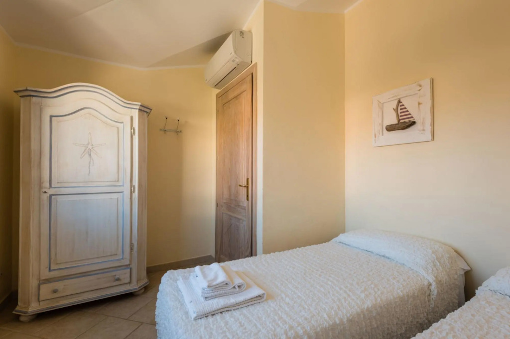 The apartment has 2 bedrooms , 2 bathrooms, lounge with sofa bed, equipped kitchen with also dishwas-PERLACEA 33