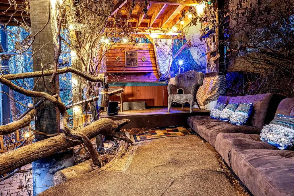 The TreeHouse - Rocking Chair Deck with Hot Tub below, Walking Distance to Downtown Helen, Sleeps 5