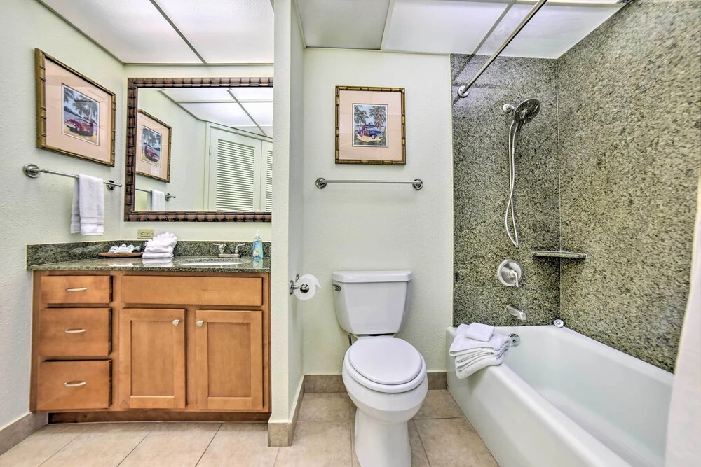 Cute Beachfront Condo w/ Lanai & Resort Pools