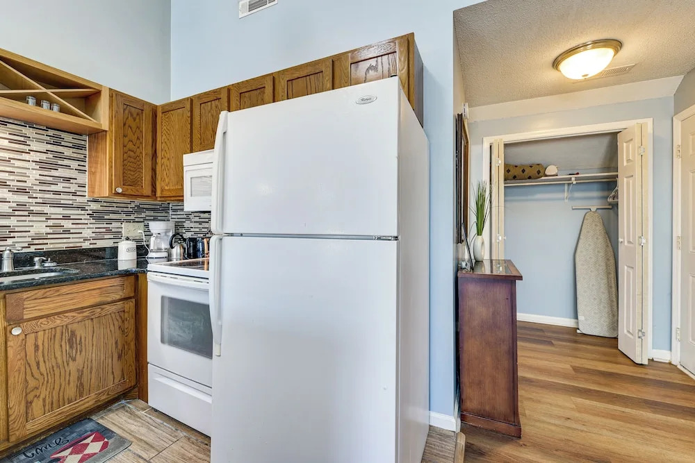 4 Mi to Cherry Grove Beach: Studio w/ Pool!