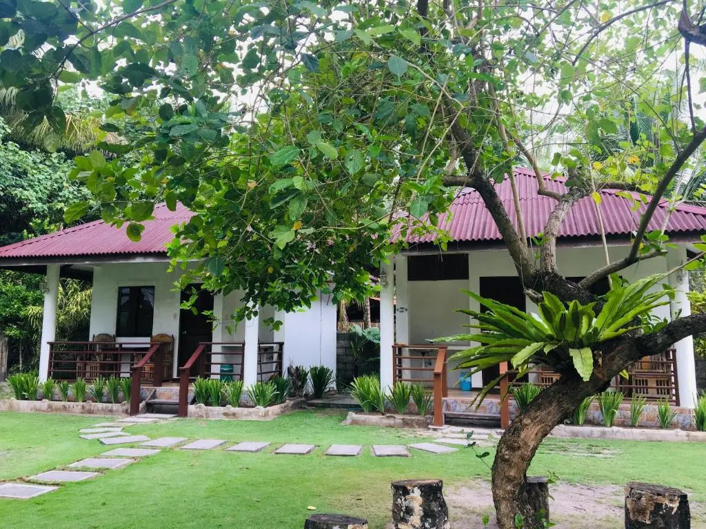 Shats Guesthouse Siargao near Beach