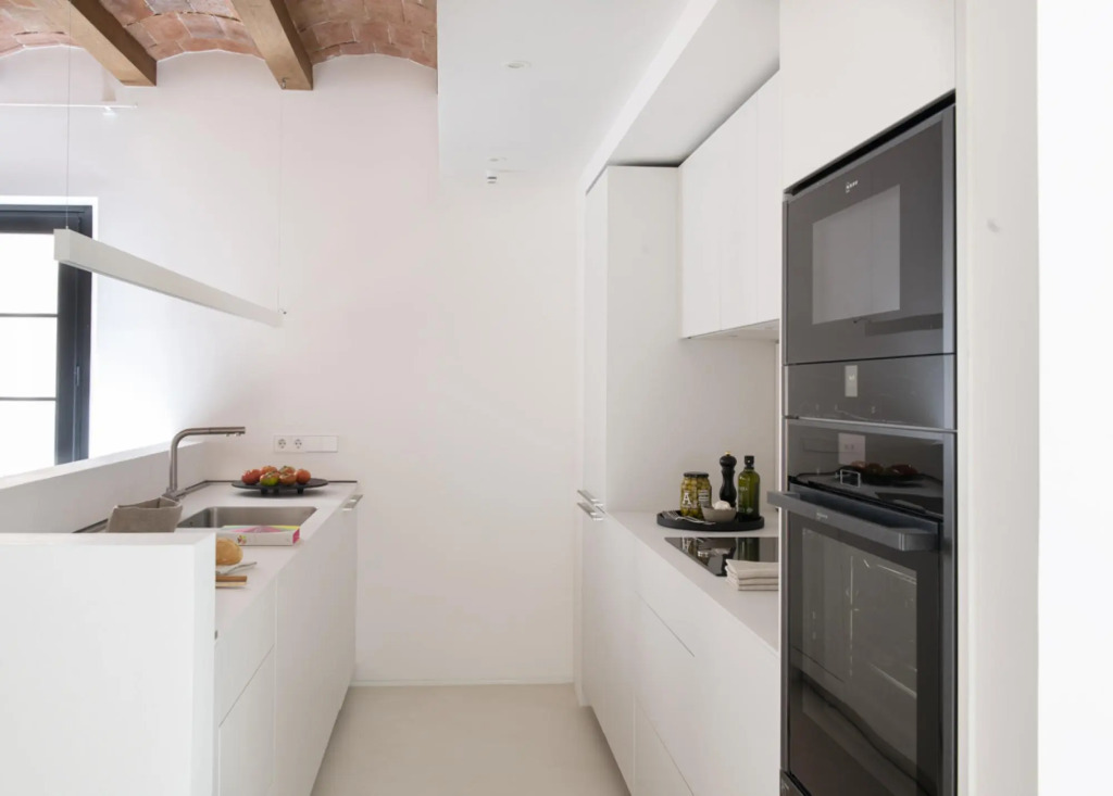 High standing apartments in El Gótico with 3 bedrooms and 2 bathrooms, all of them en suite.