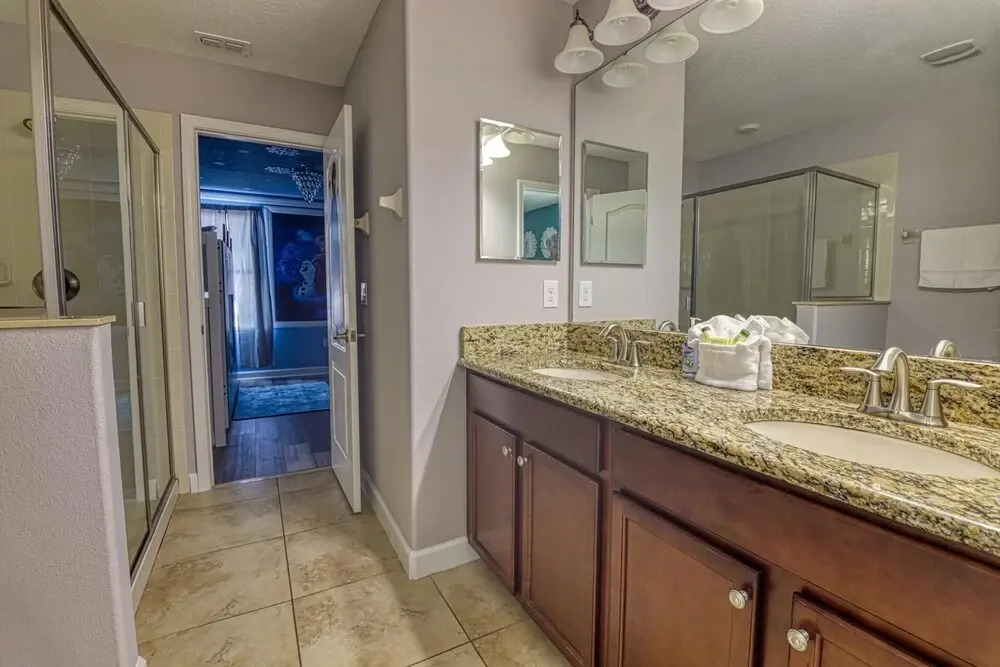 Christopers 9-bedroom Vacation Home