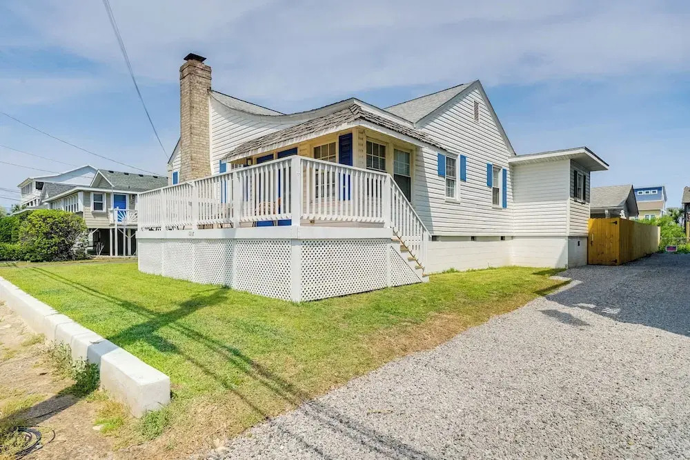 Carolina Beach Home w/ Private Deck: Walk to Shore