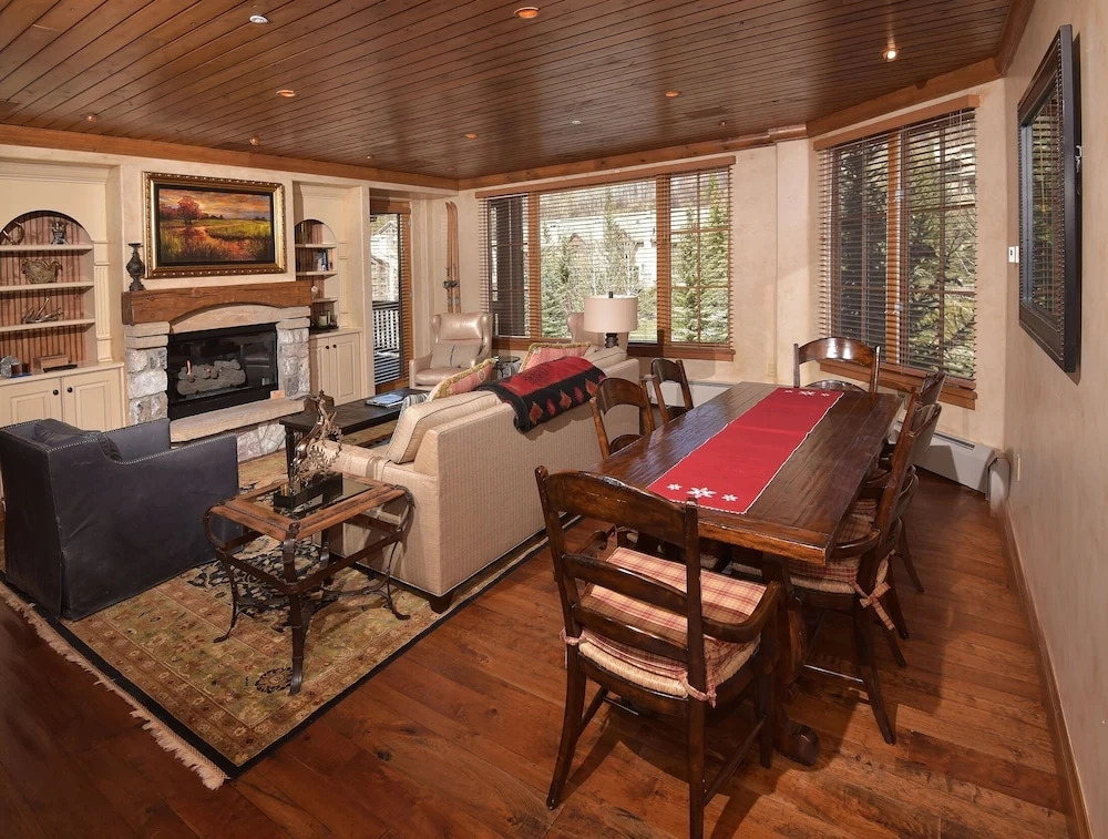 Bright Ski In/out  3br 3.5ba 3 Bedroom Condo by RedAwning