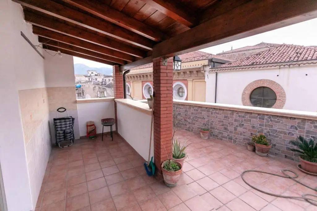 Apartment with huge terrace in the party area