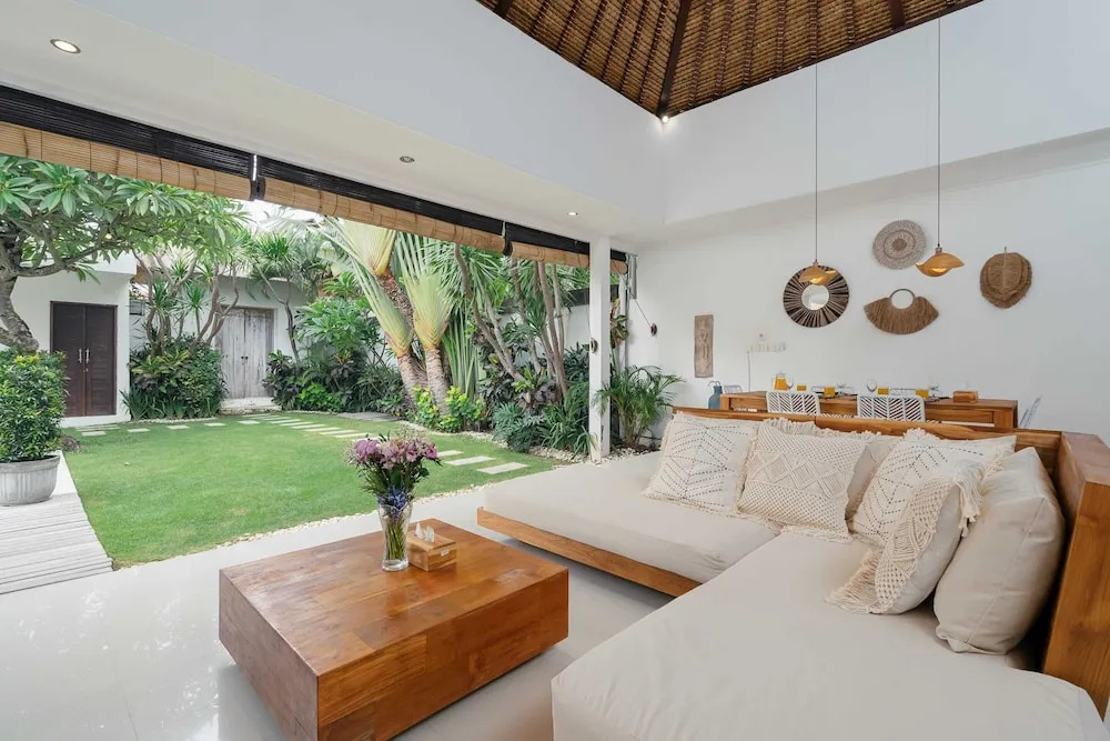 Villa Art Gecko - Tropical 2BR Private Haven in Batu Belig, Seminyak