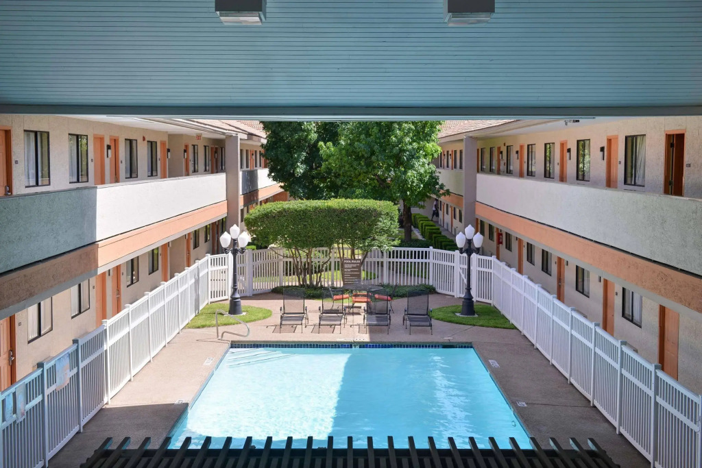 Red Roof Inn & Suites Irving - DFW Airport South