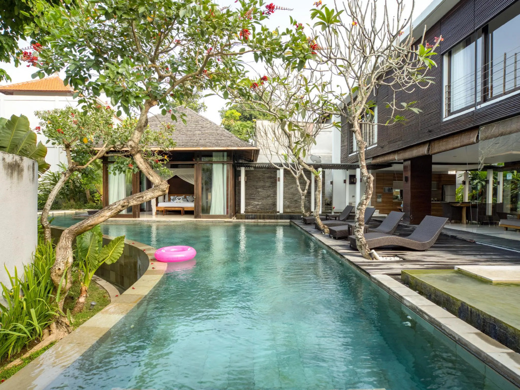 Payapaya Seminyak luxury vila 4 BR near beach potato head