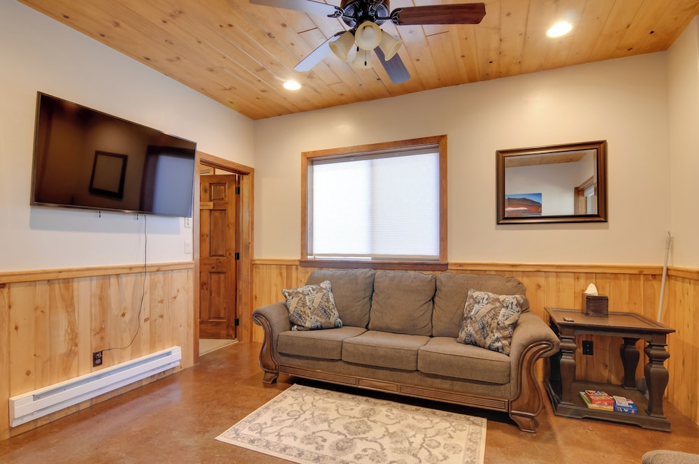 Woodsy Alton Couple's Retreat Near Bryce Canyon