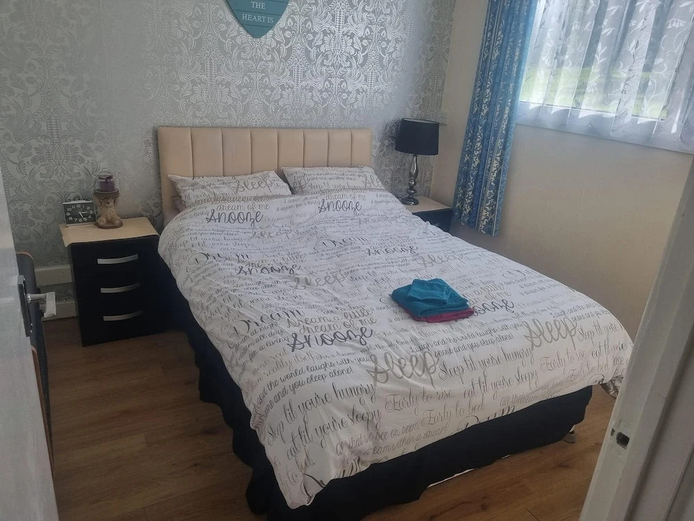 Villa Sleeps 4 with Free Parking