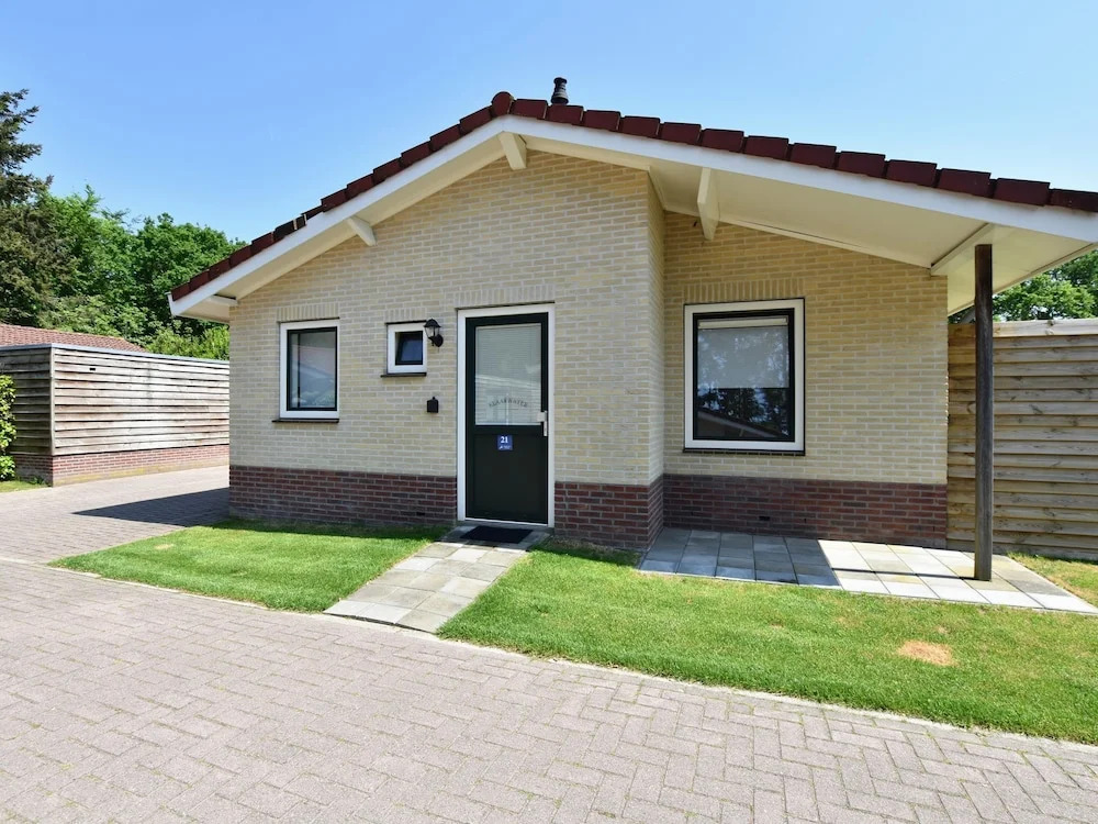 Modern Holiday Home With a Luxury Walk-in Shower and Enclosed Private Garden in Putten