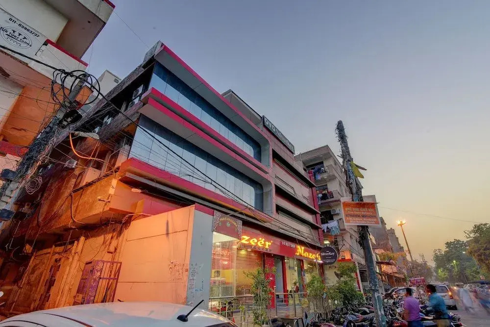 Super Collection O West Vinod Nagar Metro Station Formerly Royal Inn