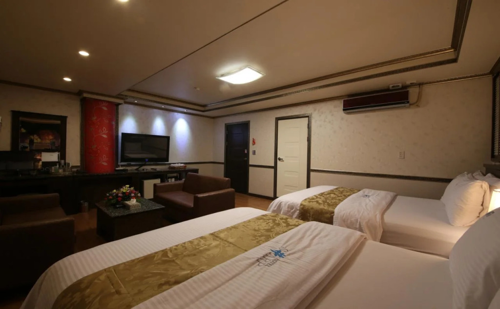 Sharp Hotel