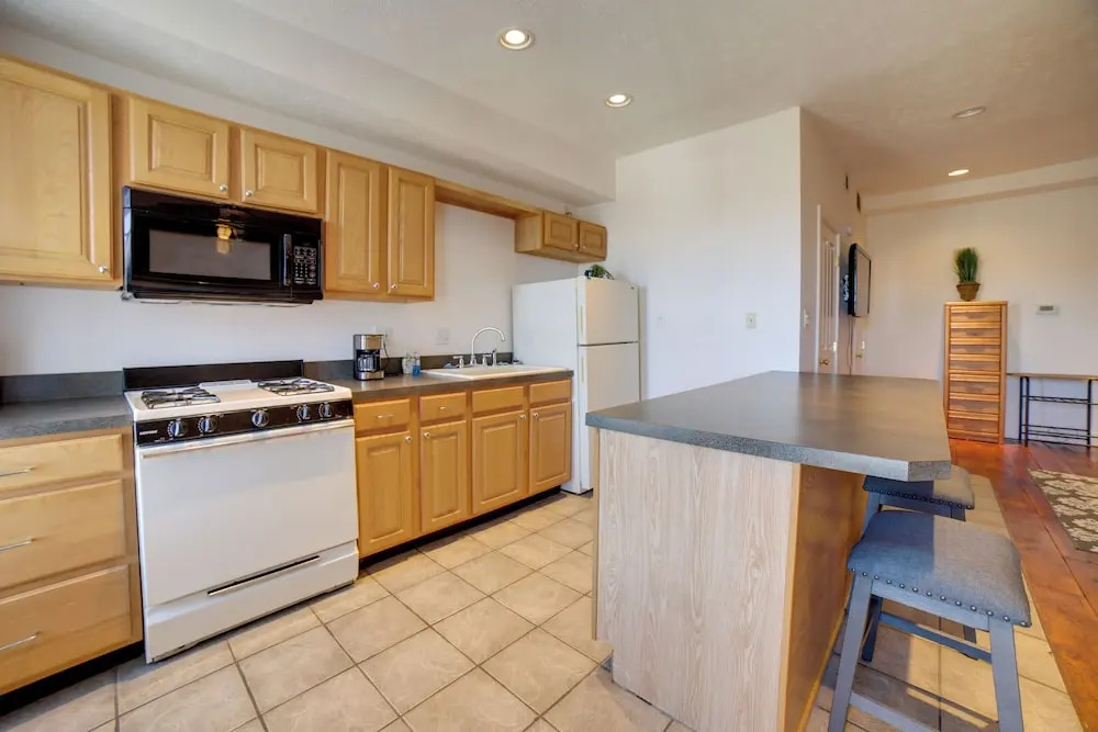 Cozy Lowell Studio ~ 19 Mi to Grand Rapids!