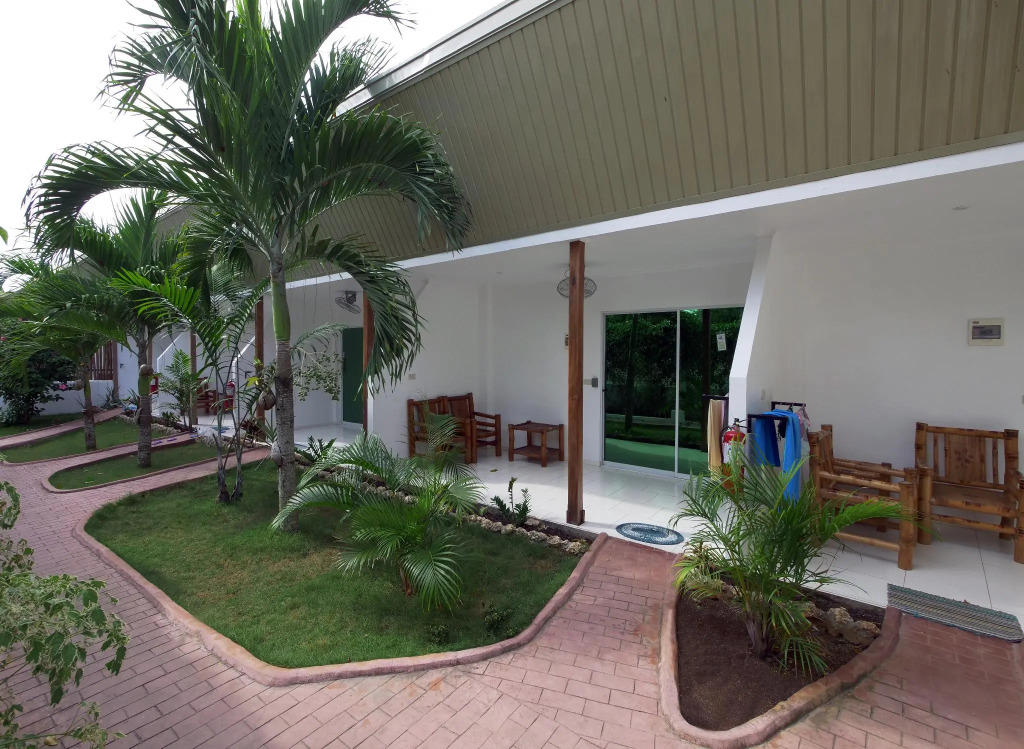 Alona Gecko Inn