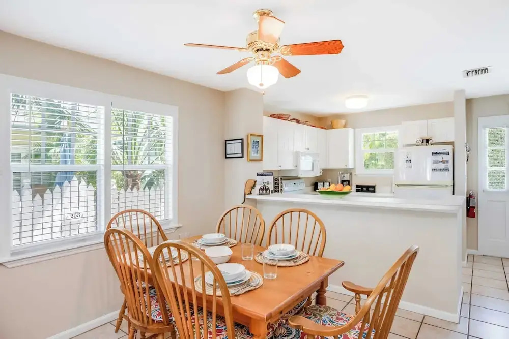 Linger Longer by Avantstay Key West Walkable Gated Community, Shared Pool Month Long Stays Only