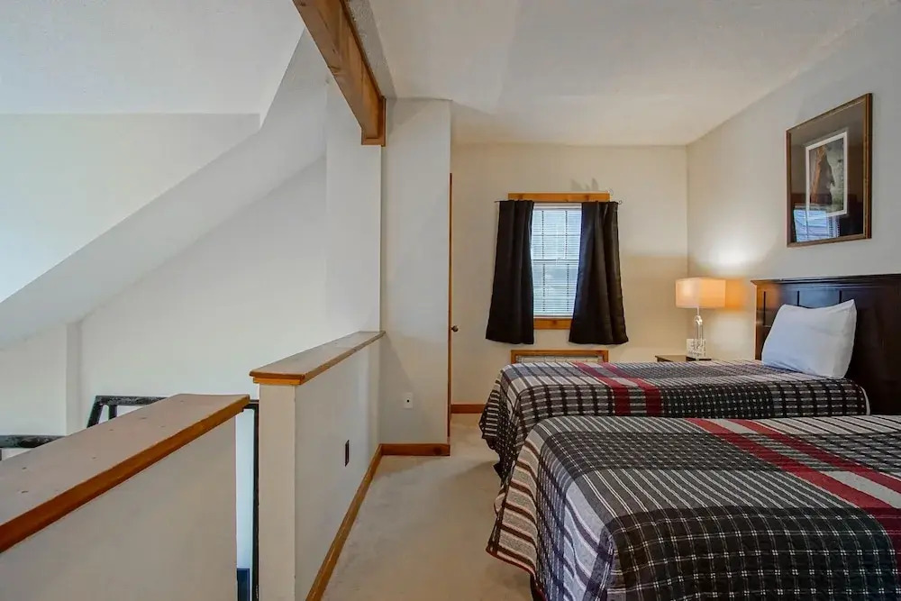 Whistlepunk 36: 1 Br Plus Bonus Sleeping Loft Slope Side
