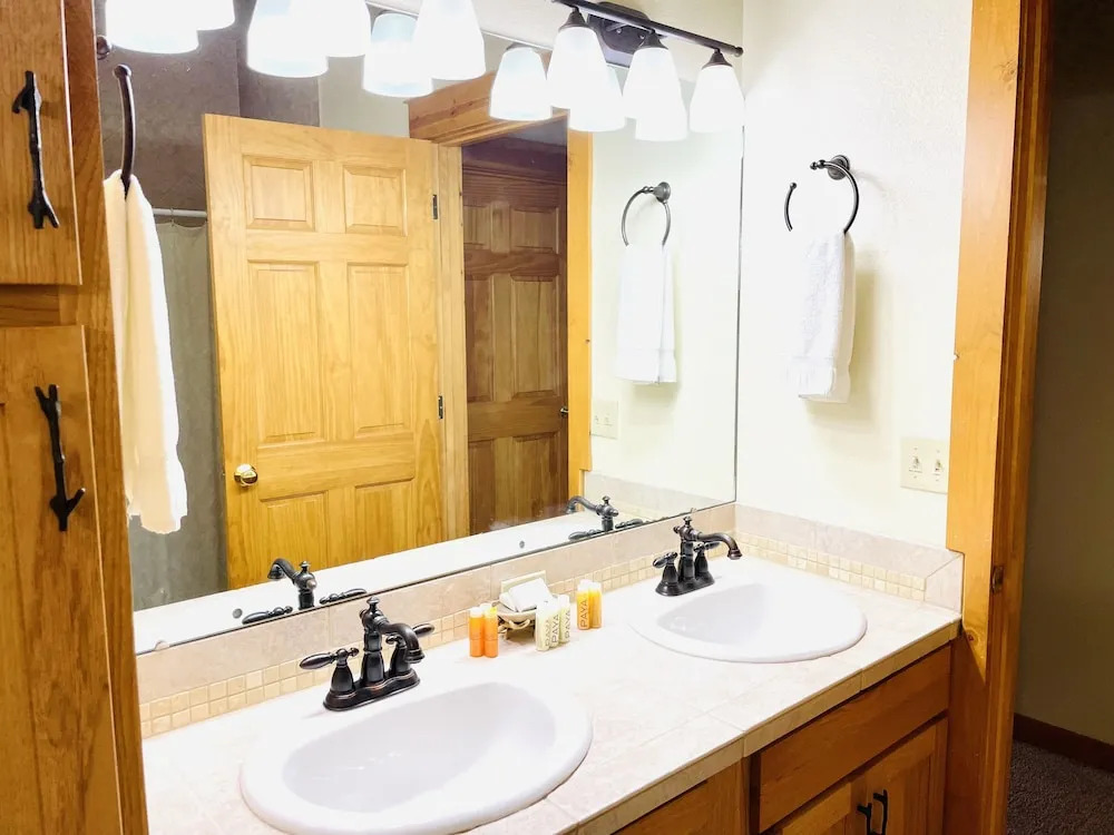 Jackstraw Mountain 32 2 Bedroom Condo by RedAwning