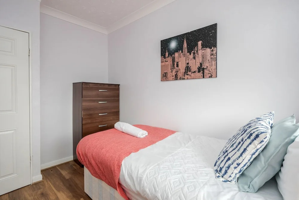 Dagenham Dream House - 4 Bedrooms