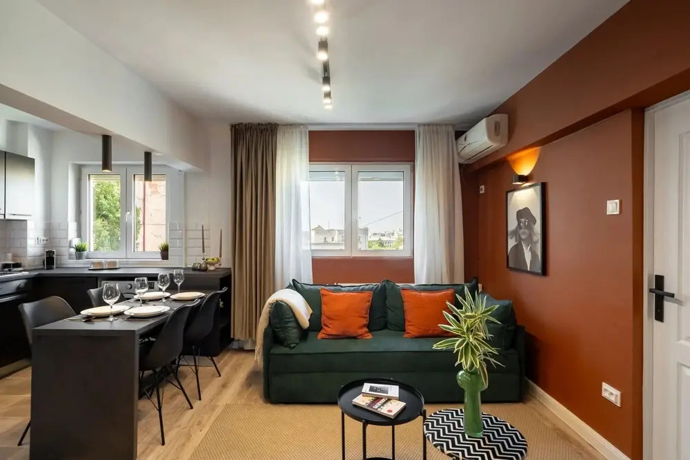 Colorful Bright 2BR on Iconic Calea Victoriei