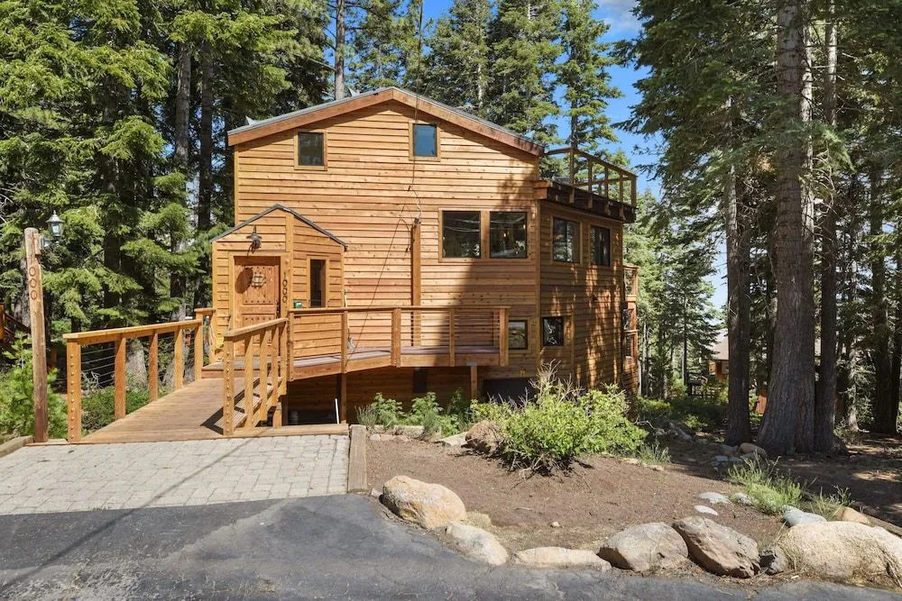Snowshoe Cabin 3 Decks, BBQ & Hot Tub!