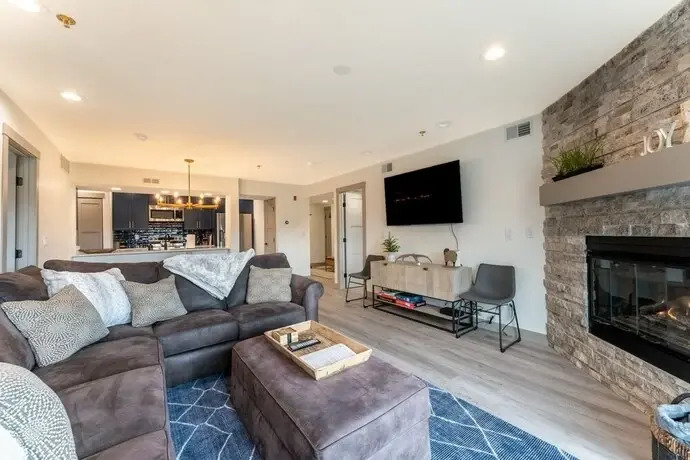 Lake Forest Summit Condo: Great Penthouse Views